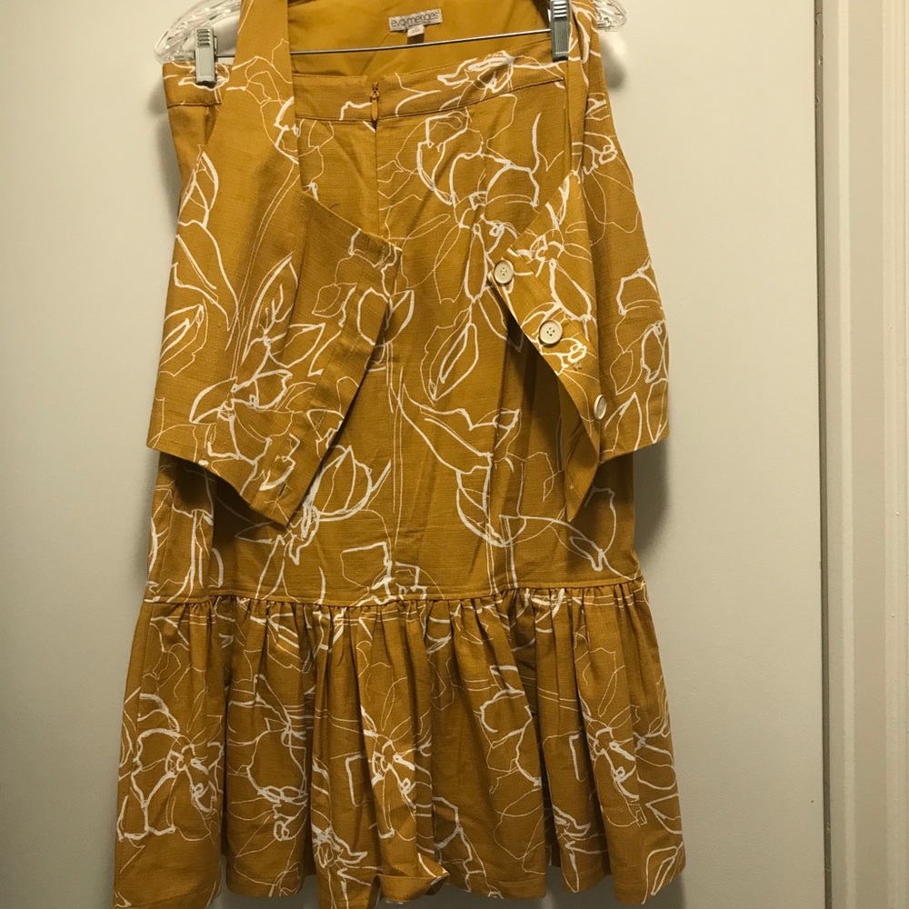 Two-piece skirt set.